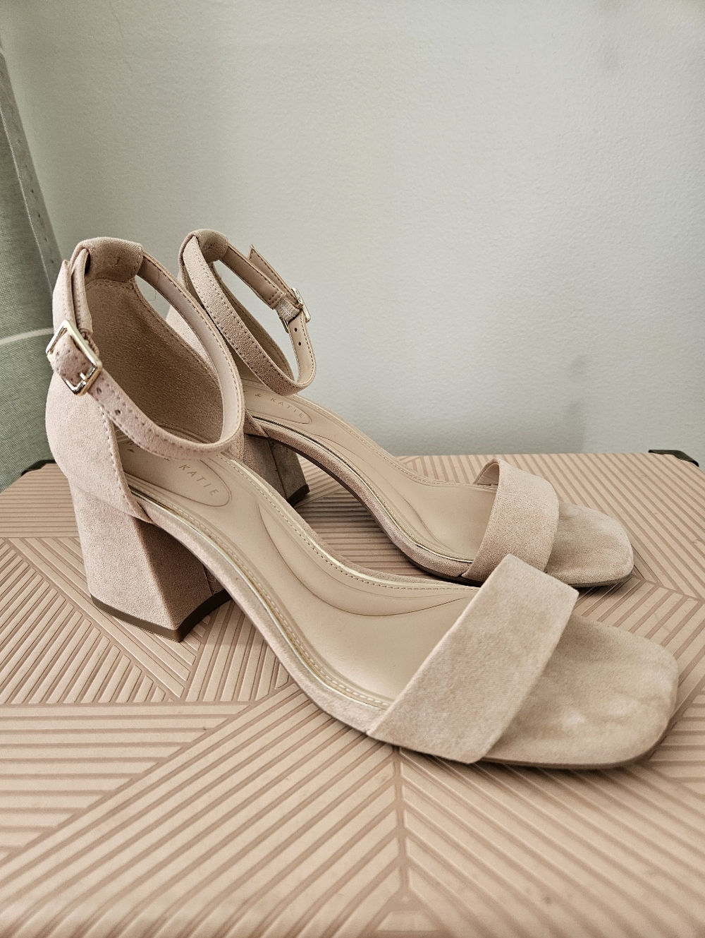 Kelly & Katie Marybell Sandal Beige Suede Block Heel Sandals Ankle Strap 7 Wide